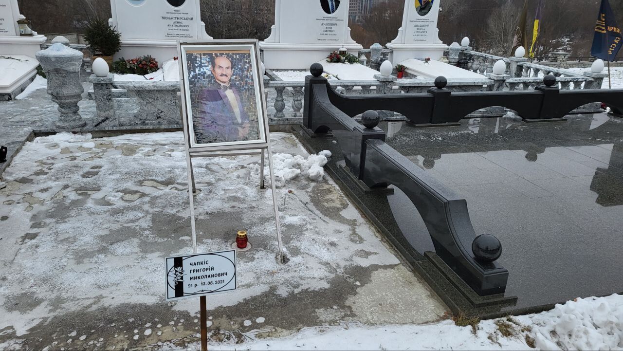 White marble monument: Leonid Kravchuk memorial unveiled at Baikove Cemetery in Kyiv. Photos