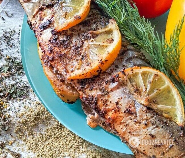 Baked mackerel with lemon juice