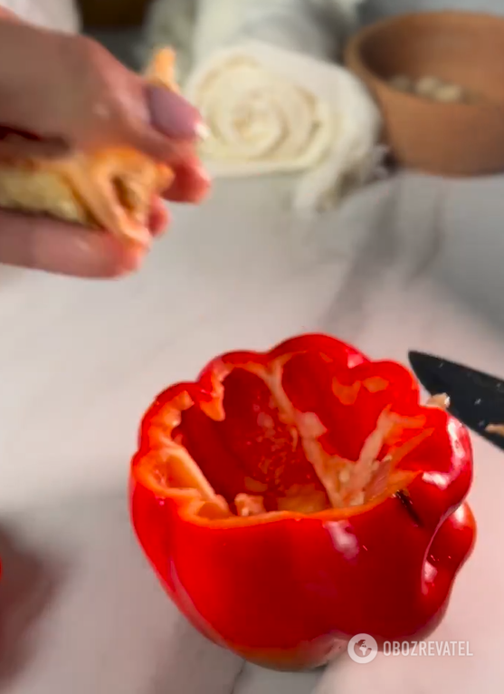 Delicious stuffed peppers with meat and cheese: how to prepare a hearty dish for lunch