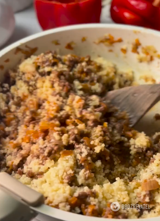 Delicious stuffed peppers with meat and cheese: how to prepare a hearty dish for lunch