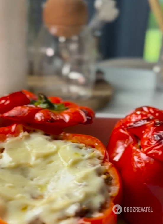 Delicious stuffed peppers with meat and cheese: how to prepare a hearty dish for lunch