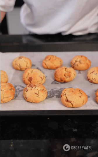 Fall chocolate cookies for breakfast: a simple recipe