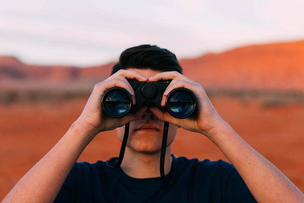 The binoculars will allow you to see all the important details of architecture.