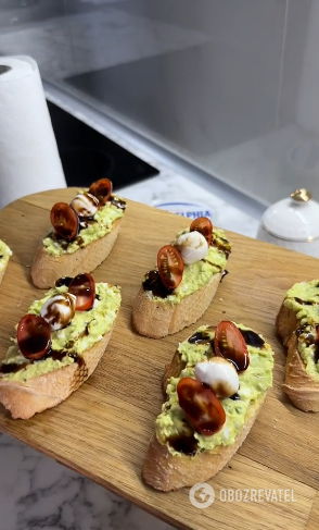 Original and delicious bruschetta with avocado and cherry tomatoes: how to cook