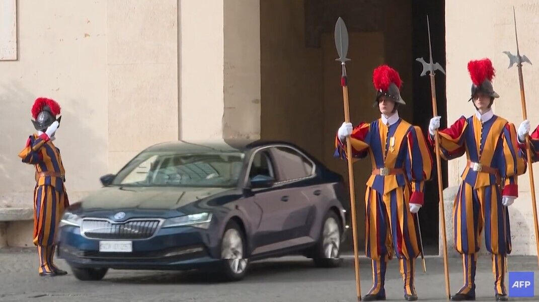 Zelenskyy arrived at the Vatican to meet with Pope Francis. Video