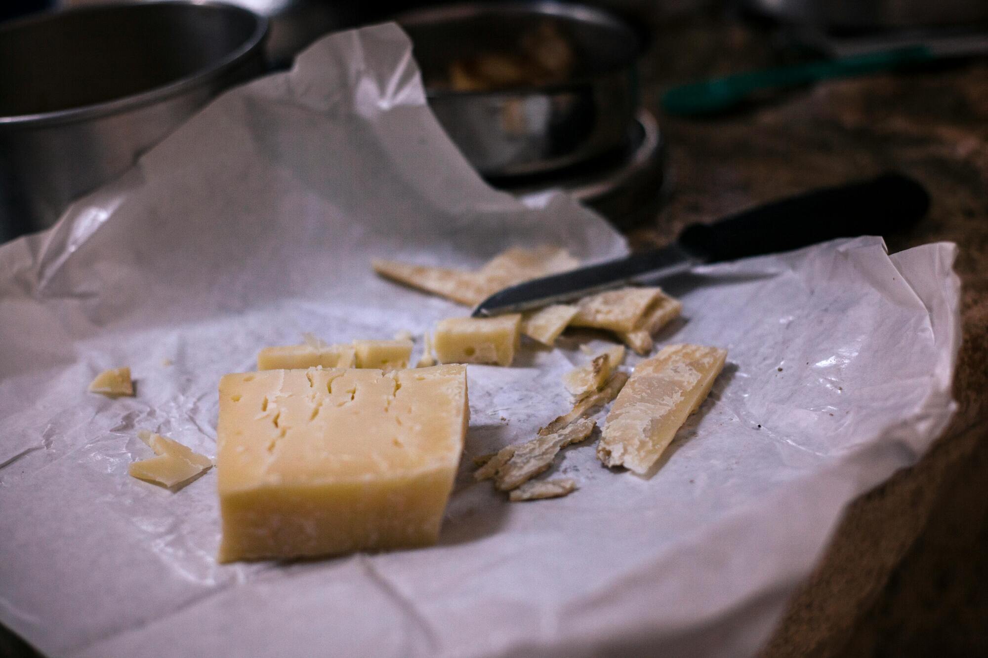 Never store cheese like this: an expert named the most common mistakes