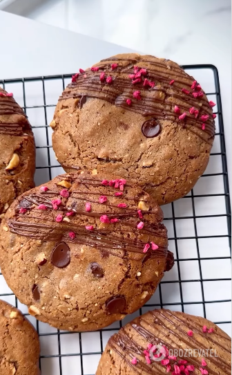 Trendy cookies with raspberries, chocolate, and hazelnuts: a proven recipe