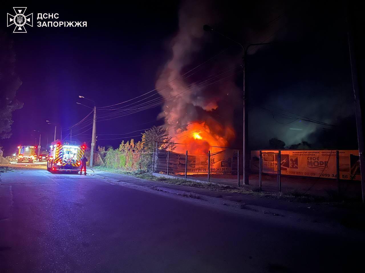 Russia targets an enterprise in Zaporizhzhia overnight: a number of private houses and production facilities damaged, there are wounded. Photo and video