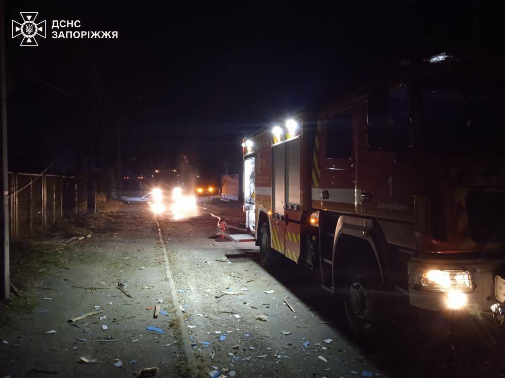 Russia targets an enterprise in Zaporizhzhia overnight: a number of private houses and production facilities damaged, there are wounded. Photo and video