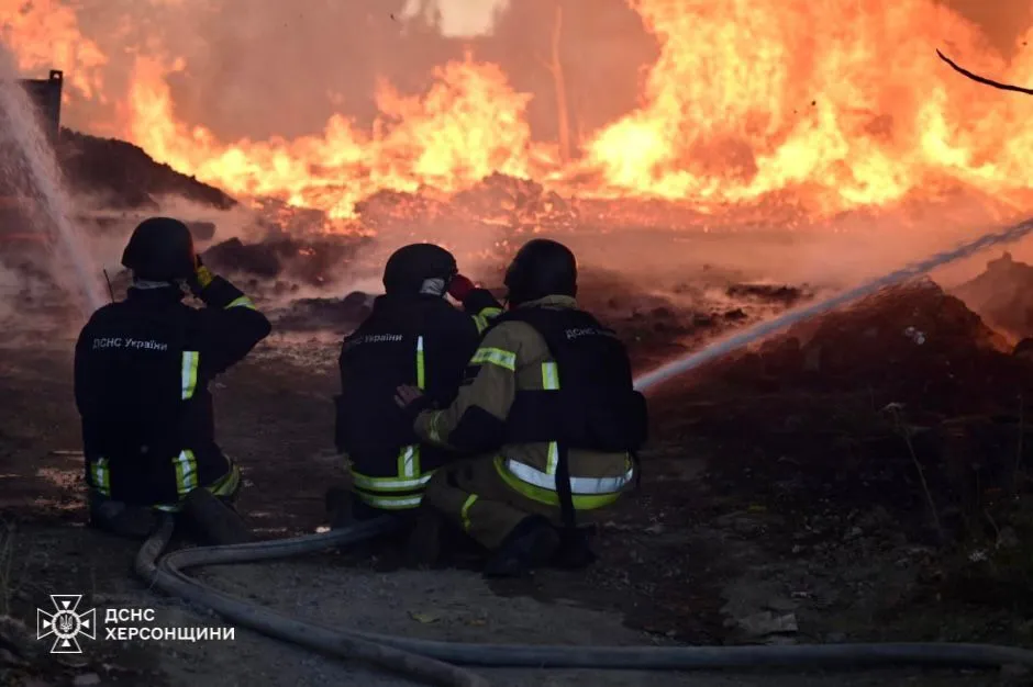 Fire breaks out in warehouse as Russia hits residential neighborhood in Kherson. Photo