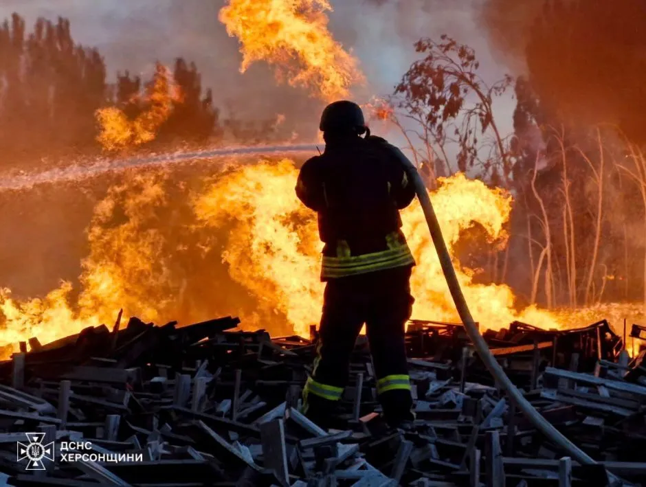 Fire breaks out in warehouse as Russia hits residential neighborhood in Kherson. Photo