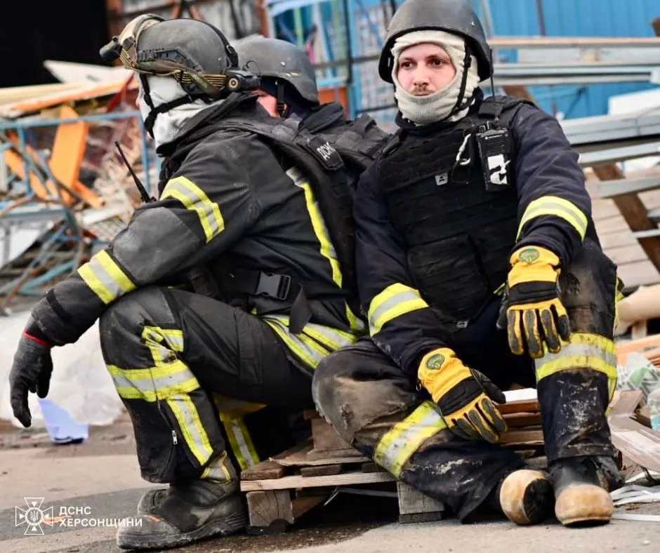 Fire breaks out in warehouse as Russia hits residential neighborhood in Kherson. Photo