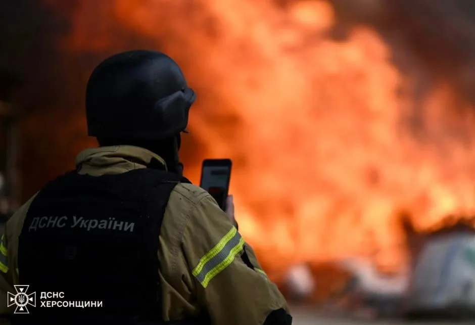 Fire breaks out in warehouse as Russia hits residential neighborhood in Kherson. Photo