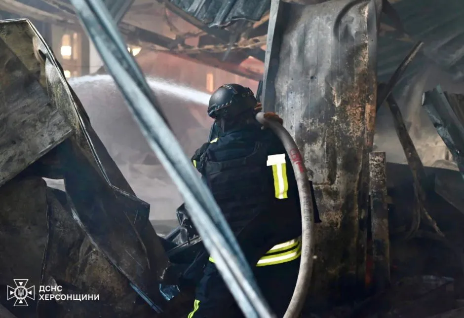 Fire breaks out in warehouse as Russia hits residential neighborhood in Kherson. Photo