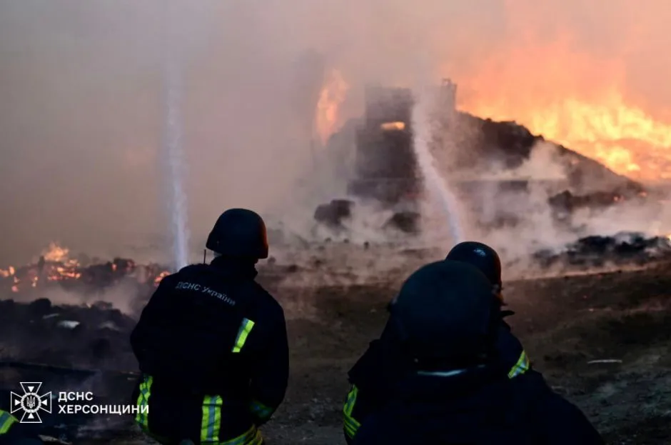 Fire breaks out in warehouse as Russia hits residential neighborhood in Kherson. Photo