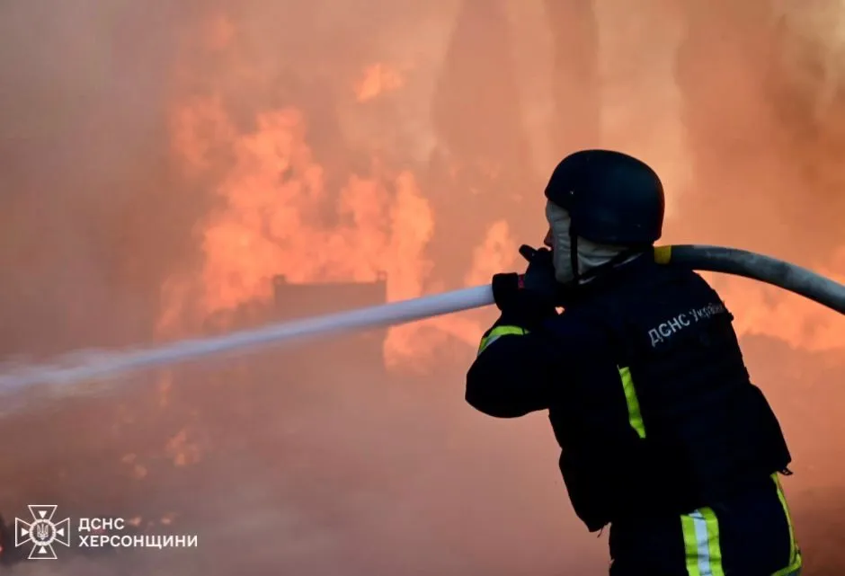 Pożar w magazynie, gdy Rosja uderza w dzielnicę mieszkalną w Chersoniu. Zdjęcie