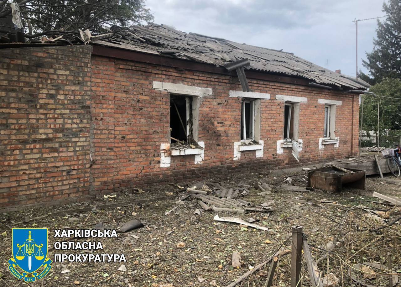 Russian troops shelled Kharkiv region: a man was wounded, private houses and shops were damaged. Photos