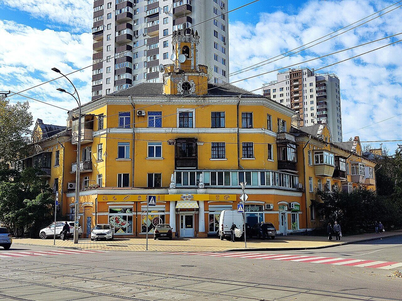 Almost palaces with stucco moldings: the web shows how the Village of the Darnytsia Carriage Repair Plant in Kyiv looked like in the 1960s. Archival photos