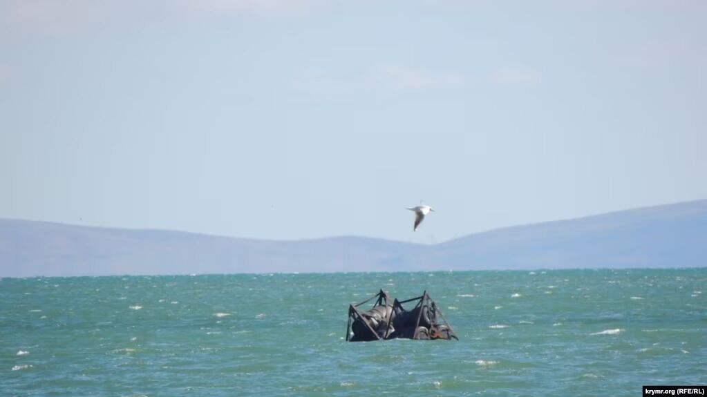 The barriers used by the Russian Federation to save the Kerch Bridge are floating near the waterfront in Kerch. Photo.