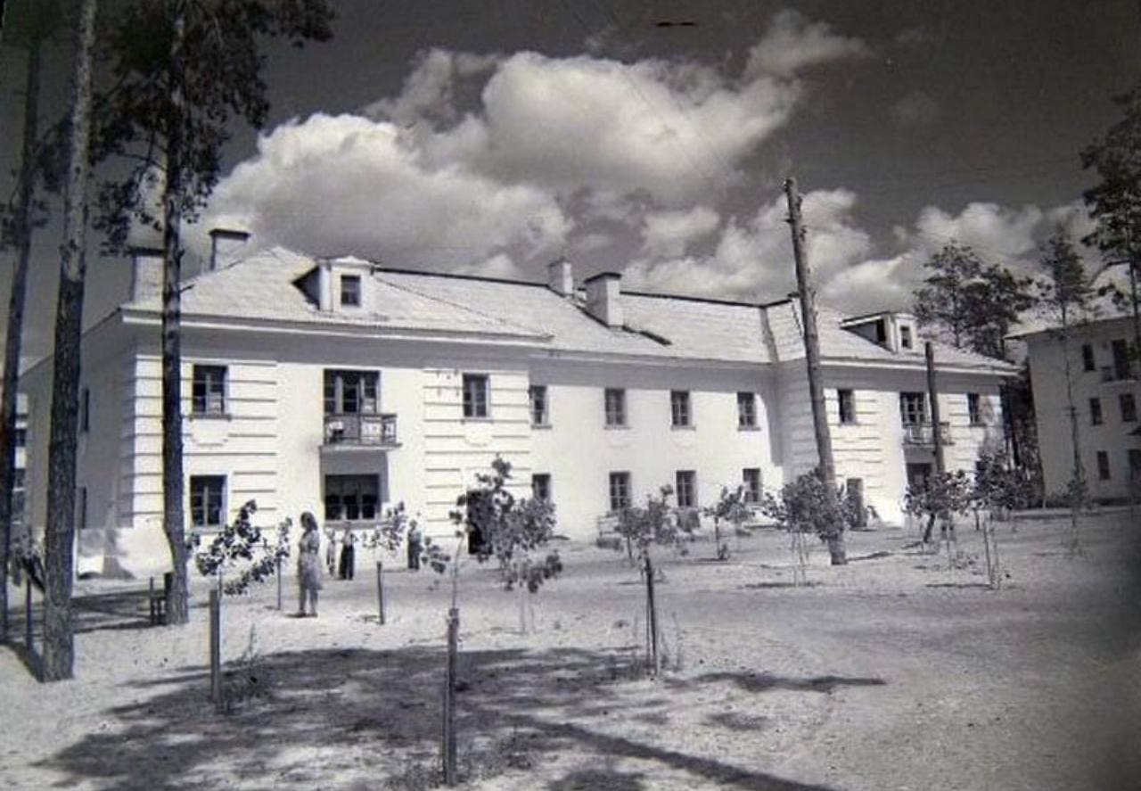 Almost palaces with stucco moldings: the web shows how the Village of the Darnytsia Carriage Repair Plant in Kyiv looked like in the 1960s. Archival photos