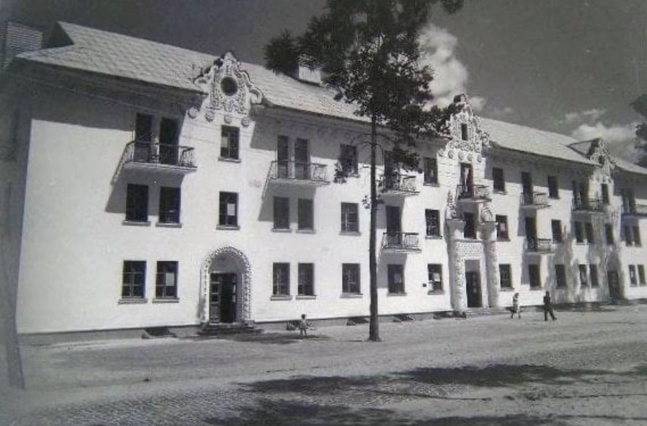 Almost palaces with stucco moldings: the web shows how the Village of the Darnytsia Carriage Repair Plant in Kyiv looked like in the 1960s. Archival photos