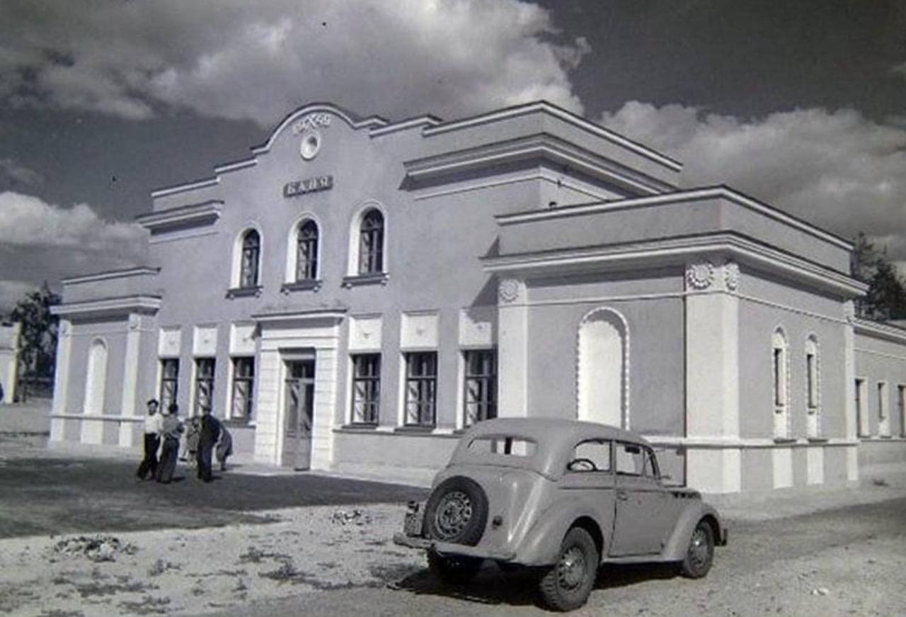 Almost palaces with stucco moldings: the web shows how the Village of the Darnytsia Carriage Repair Plant in Kyiv looked like in the 1960s. Archival photos