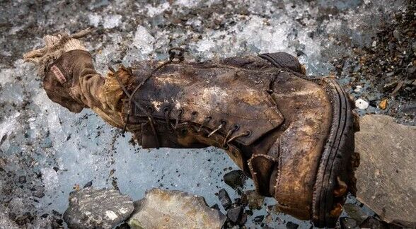 A boot with the foot of a climber who disappeared 100 years ago was found on Everest: this discovery may reveal the mountain's greatest secret