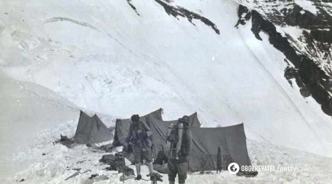 A boot with the foot of a climber who disappeared 100 years ago was found on Everest: this discovery may reveal the mountain's greatest secret