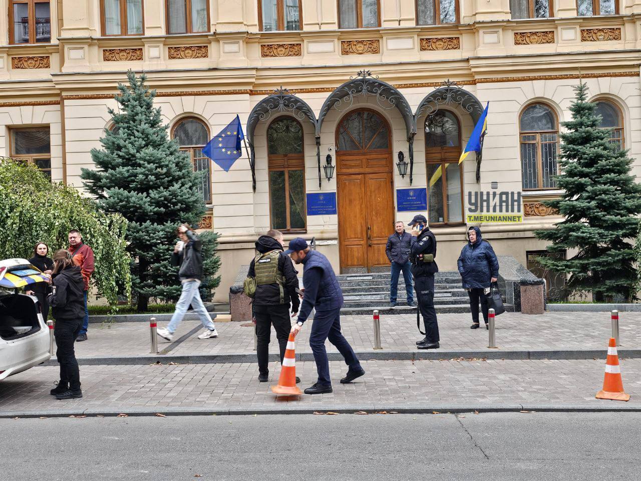 Kyiv, Sumy, Lviv and other cities: A wave of ''mines'' has swept across Ukraine, police are checking the information. Photos and videos