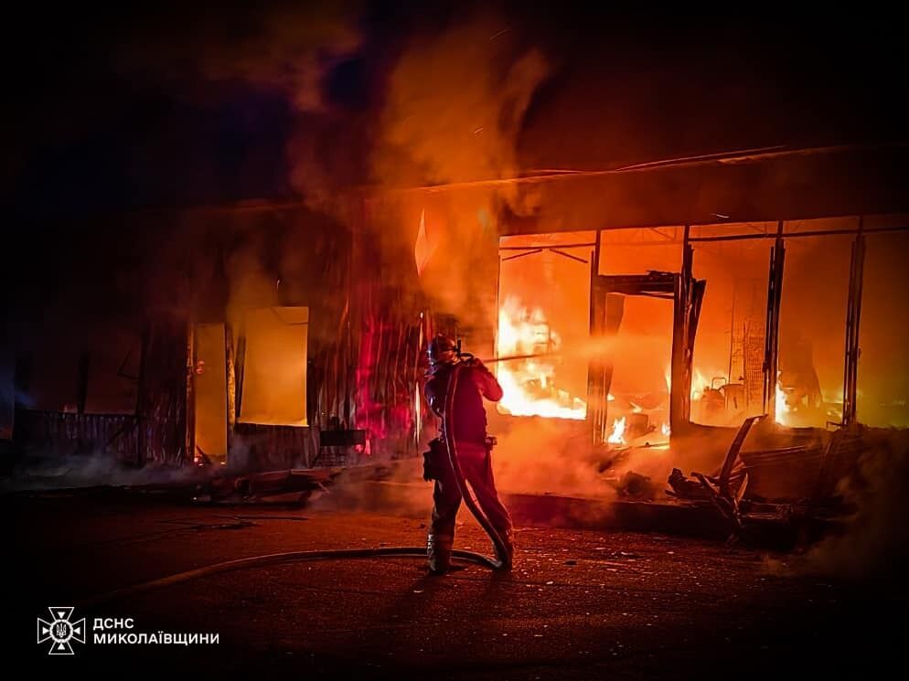 The occupiers fired missiles at Mykolaiv, fires broke out: a woman died and 16 people were injured. Photos