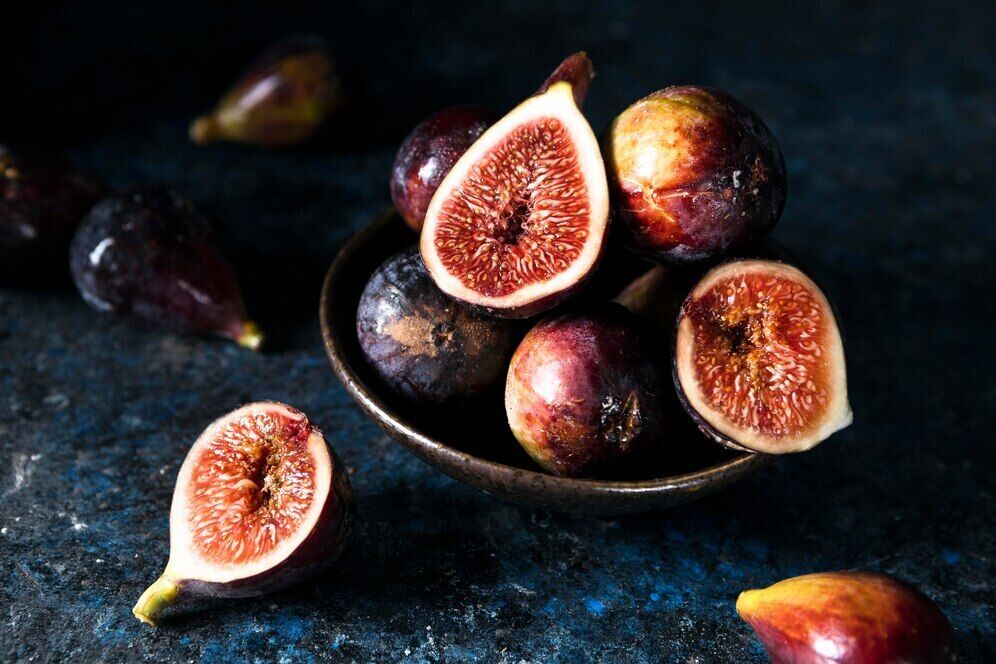 What to cook with figs: a simple holiday appetizer for wine