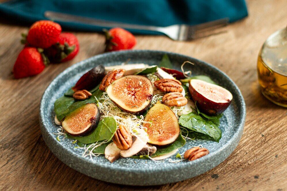 What to cook with figs: a simple holiday appetizer for wine