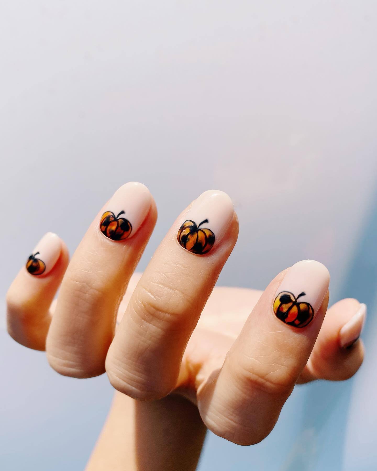 Autumn manicure for Halloween 2024: spooky ideas that will make your blood run cold. Photo