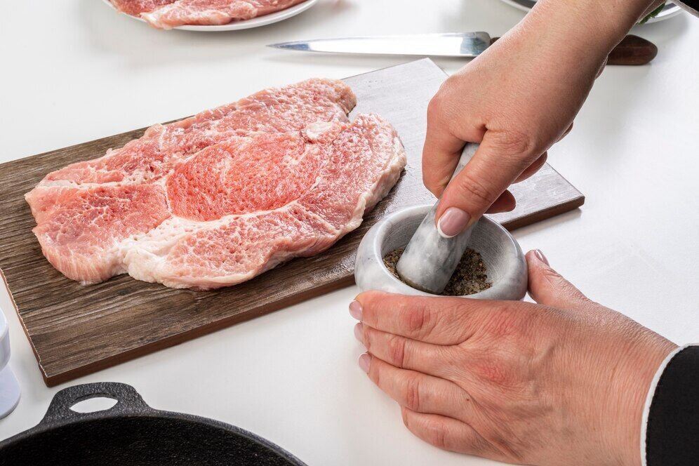 Never cook chops like this: why meat turns out dry and burns in the pan