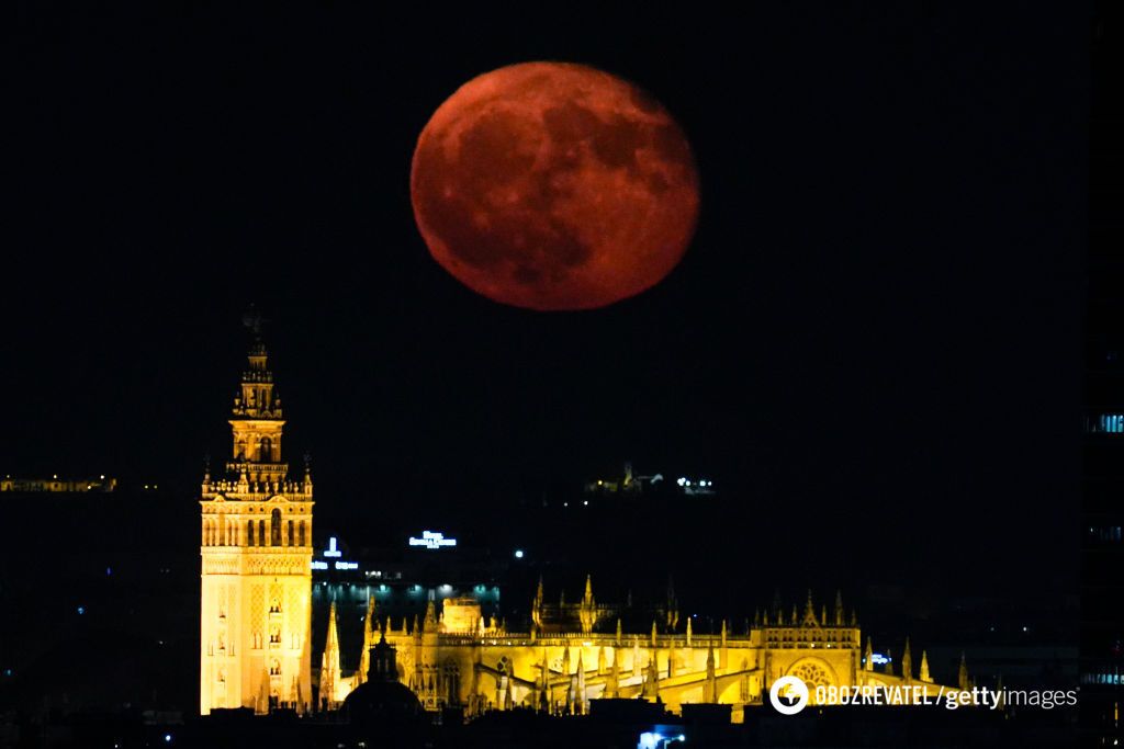 Supermoon to merge with the brightest comet in 13 years: Earth's inhabitants will see a unique spectacle