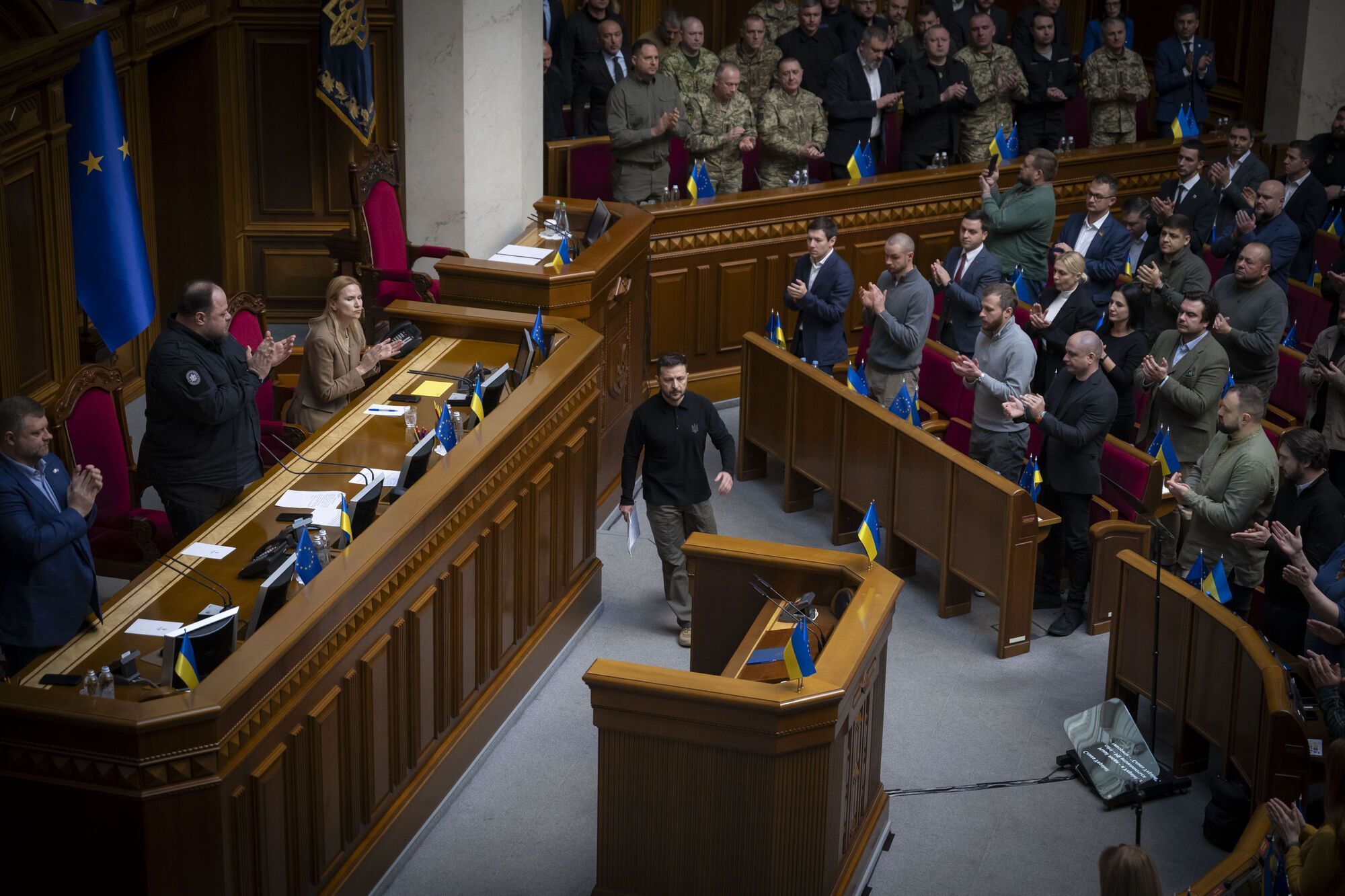 ''Rosja nie szuka uczciwego pokoju. Putin chce tylko wojny''. Zełenski przemawiał w Radzie i przedstawił Plan Zwycięstwa. Główne tezy