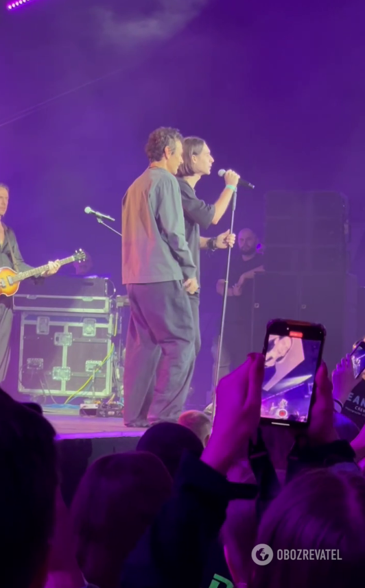 Svyatoslav Vakarchuk fulfilled the dream of a fan who stood with a poster during the whole concert: what he asked for. Video