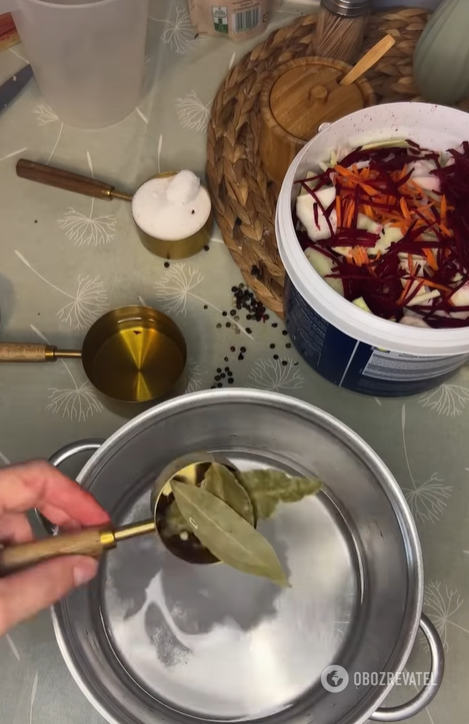 The most delicious cabbage ''Petal'' with beets: how to cook a popular appetizer