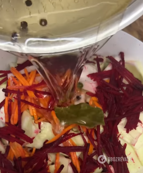 The most delicious cabbage ''Petal'' with beets: how to cook a popular appetizer