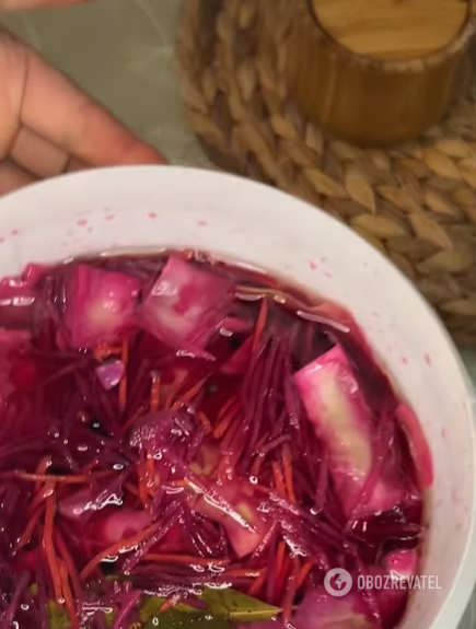 The most delicious cabbage ''Petal'' with beets: how to cook a popular appetizer