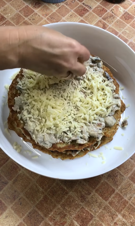 Potato pancakes in a new way: how to make the dish more satisfying to serve for lunch