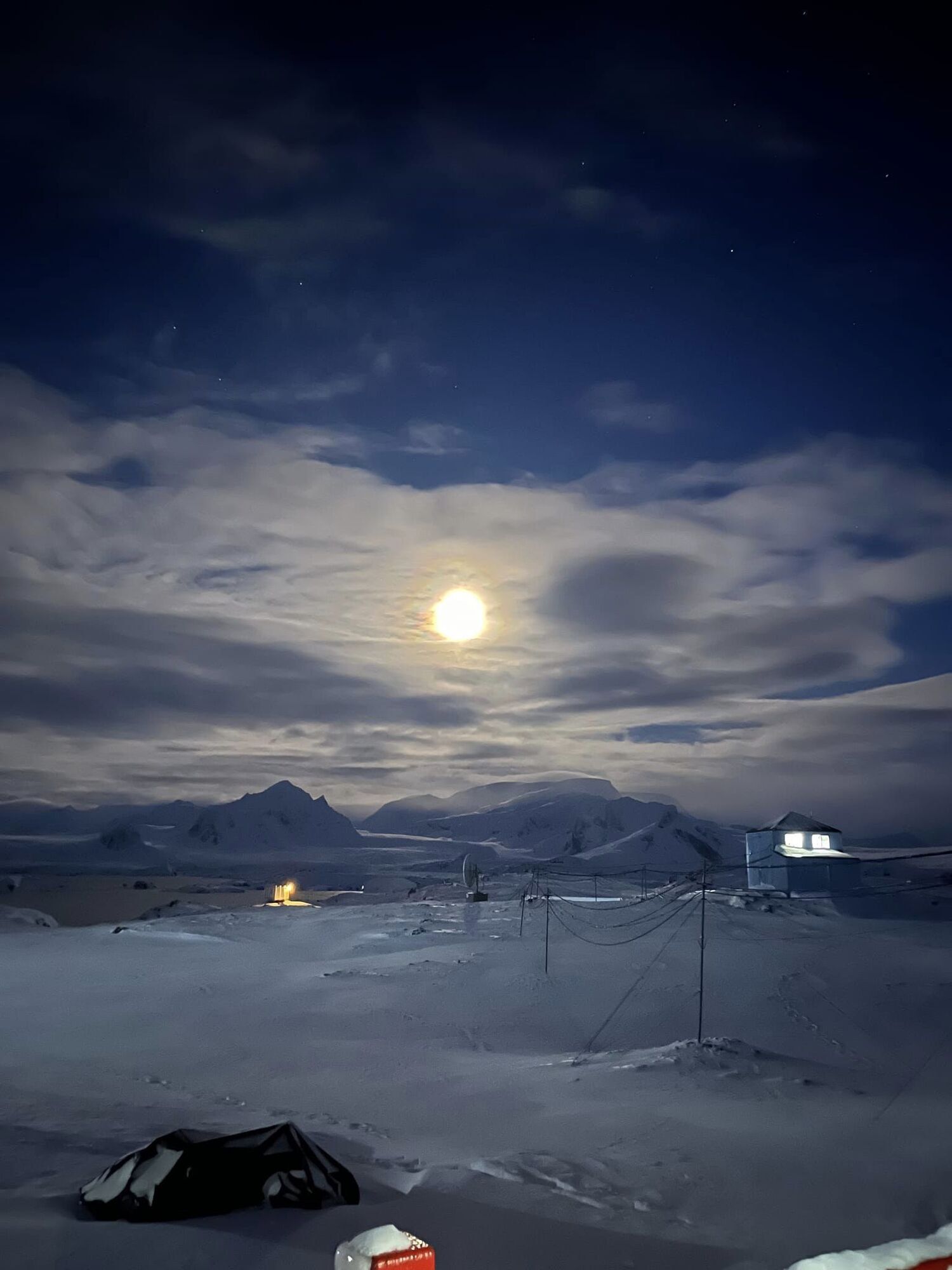 A Ukrainian polar explorer filmed an impressive lunar halo and pearly clouds over Vernadsky. Photo