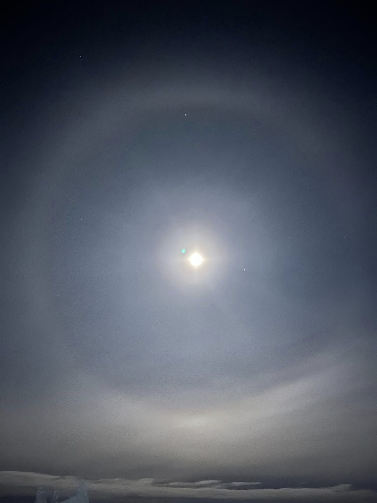 A Ukrainian polar explorer filmed an impressive lunar halo and pearly clouds over Vernadsky. Photo