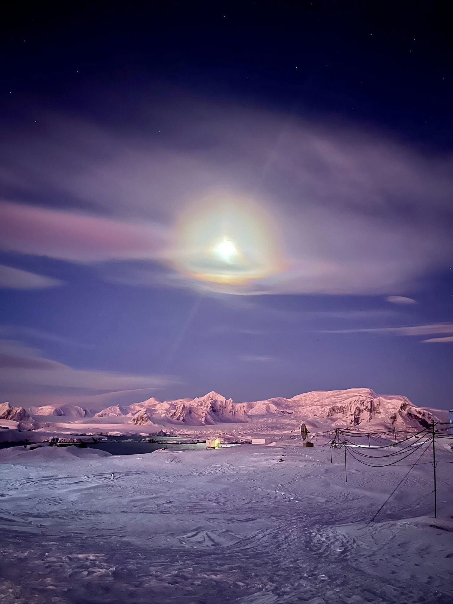 A Ukrainian polar explorer filmed an impressive lunar halo and pearly clouds over Vernadsky. Photo