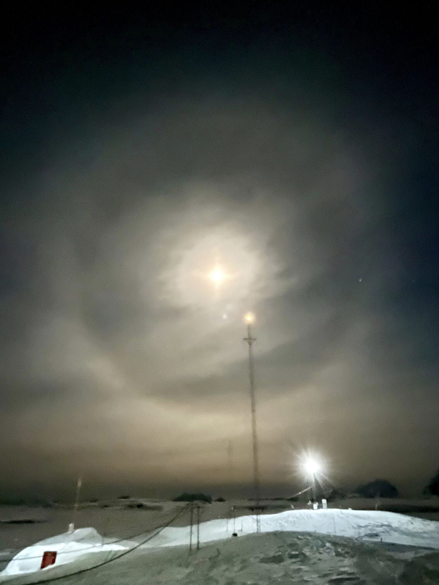 A Ukrainian polar explorer filmed an impressive lunar halo and pearly clouds over Vernadsky. Photo