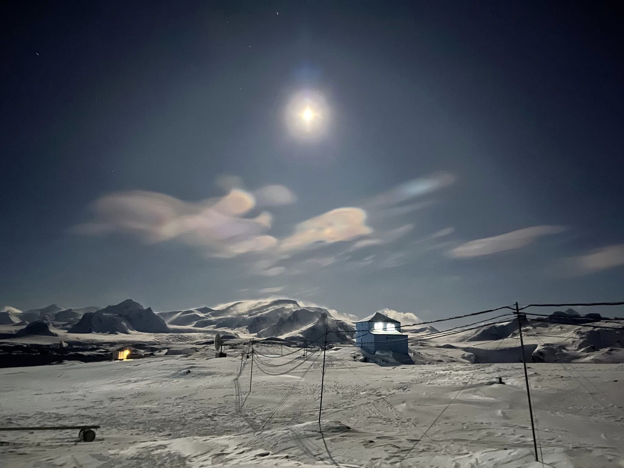 A Ukrainian polar explorer filmed an impressive lunar halo and pearly clouds over Vernadsky. Photo