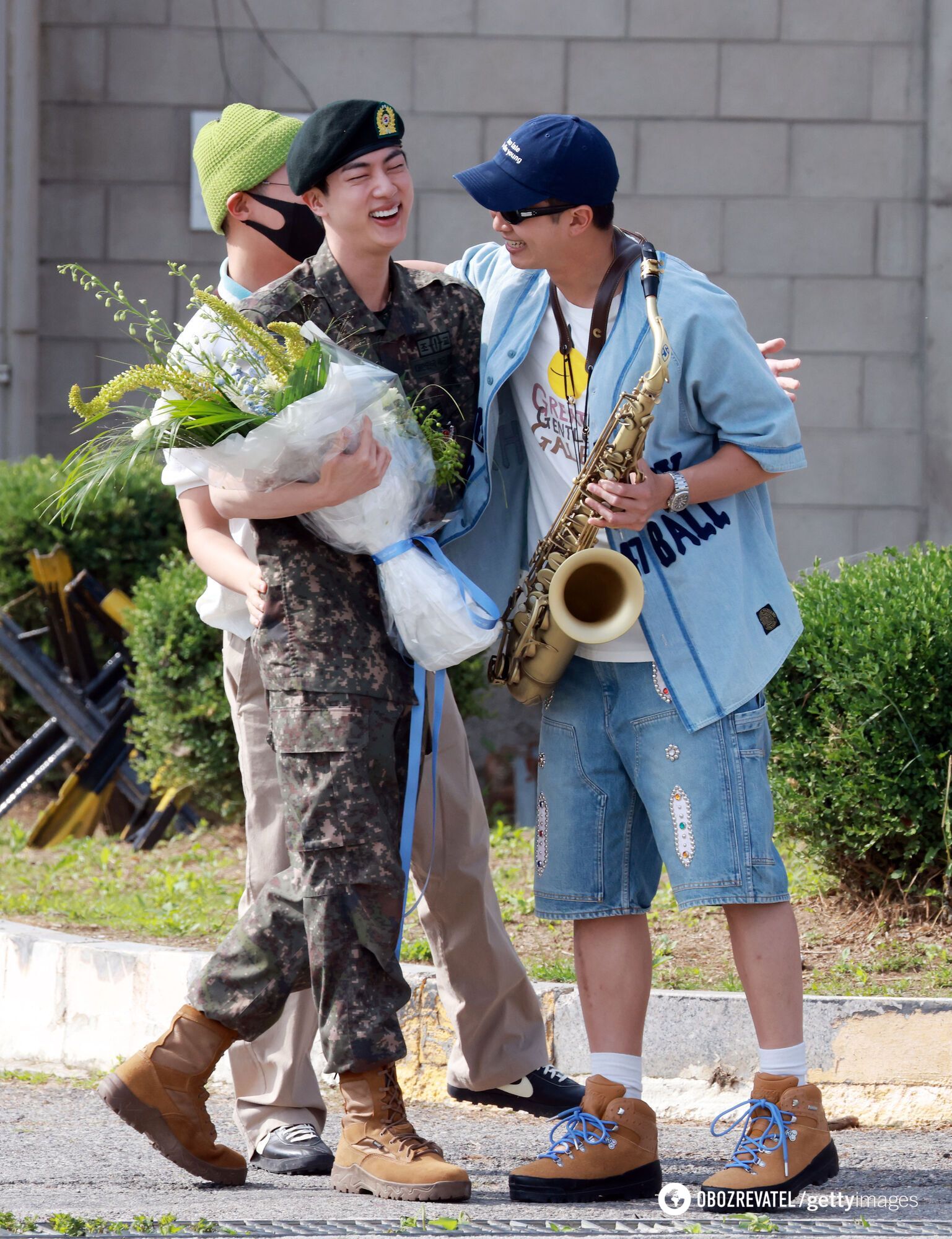 The second member of BTS finished his service in the South Korean army: he was greeted with flowers and cake. Photos, video