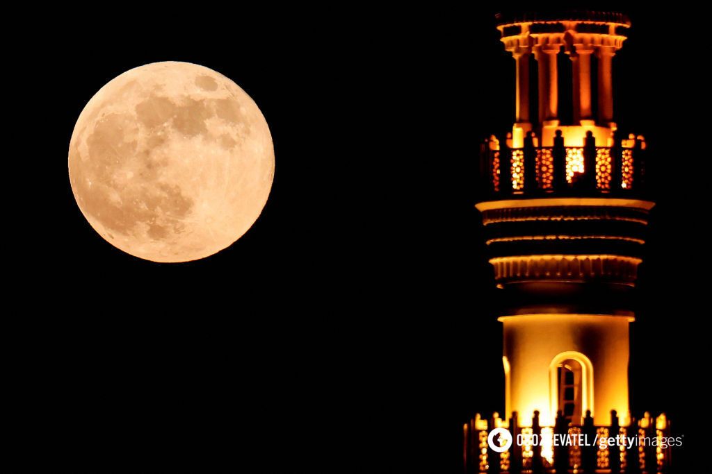 The brightest full moon of 2024 photos of Hunter's Supermoon from