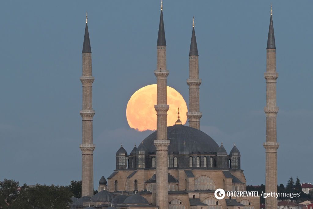 The brightest full moon of 2024: photos of Hunter's Supermoon from around the world