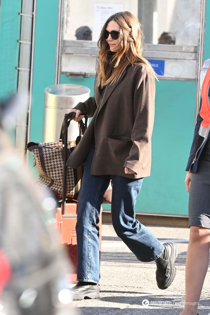 Elizabeth Olsen showed the perfect shoes for traveling by plane. Photo